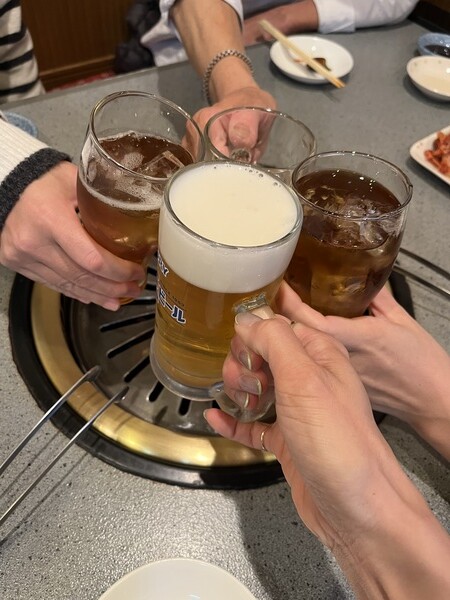 脱毛スタッフと乾杯